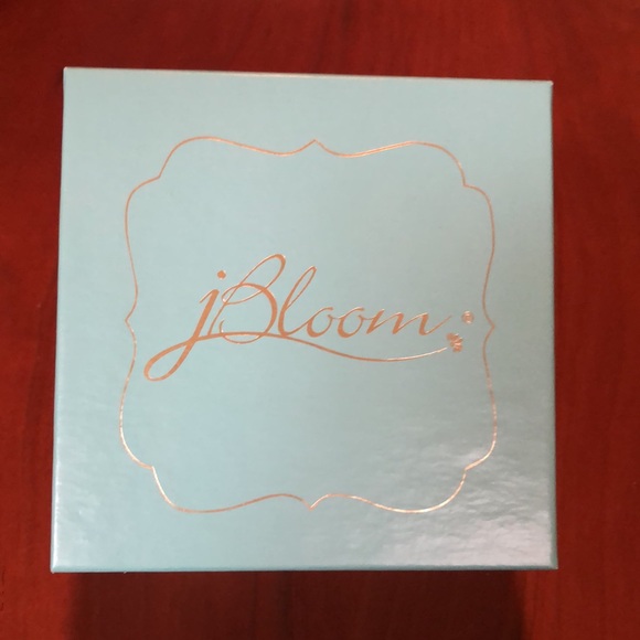 NWOT. Pretty 2-Tone Dangling Earrings - Picture 4 of 5